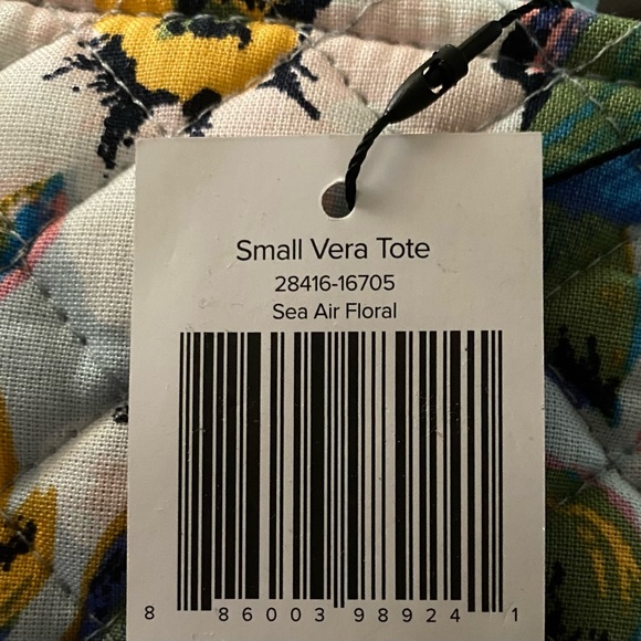Christmas Gift Vera fan
Springtime Floral 
VeraBradley 
6slip pocket
Zipclosure. - Picture 4 of 4
